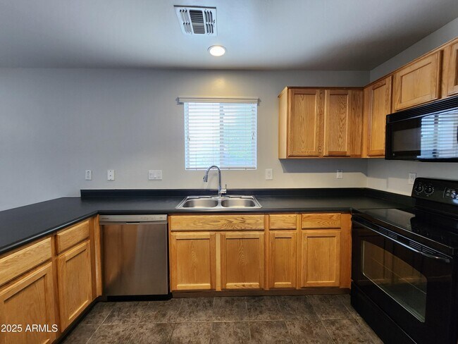Building Photo - 13921 W Port Royale Ln