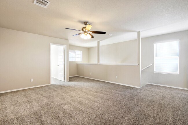 Building Photo - Move-In Ready Home with New Flooring and A...