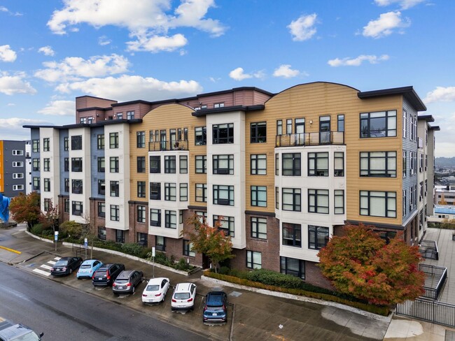 Building Photo - Expansive View Penthouse!