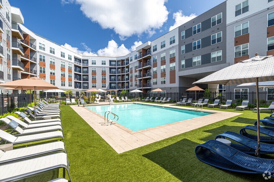 Pool - Aria on the Row