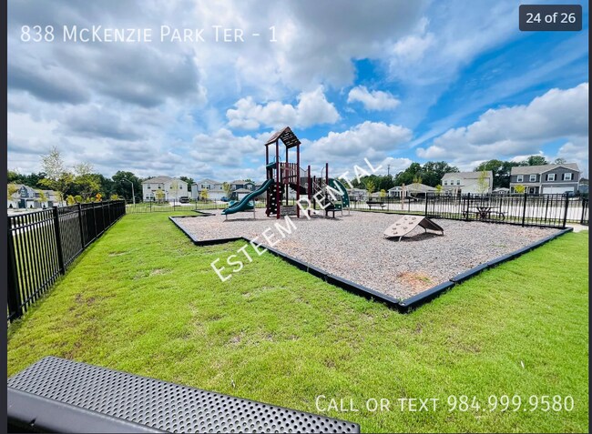 Building Photo - 838 McKenzie Pk Ter