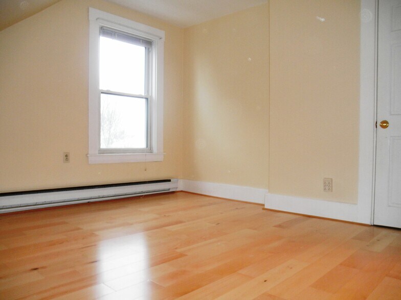 Middle Bedroom - 129 Brown St