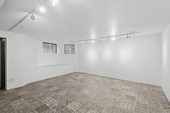 Building Photo - 44 E Cedar St