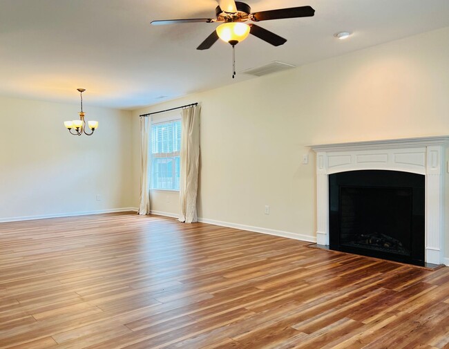 Building Photo - Sellhorn Heights 4BR/2.5BA, Fenced Yard, D...