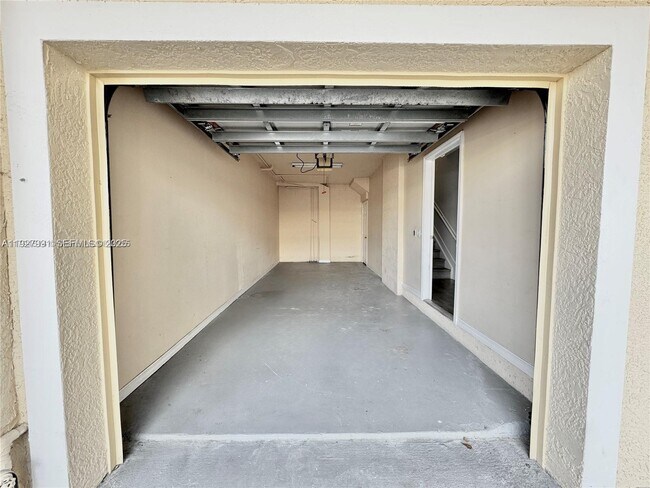 Building Photo - 704 Belmont Ln