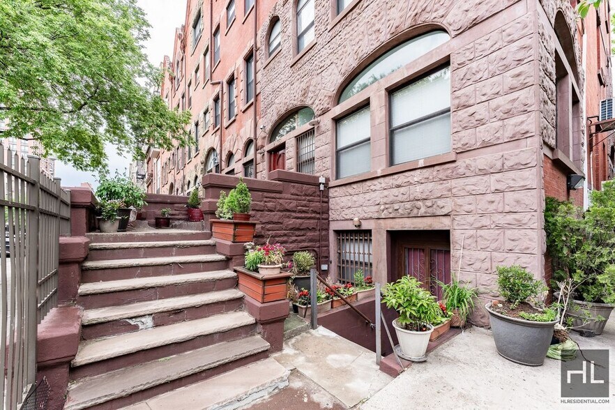 Building Photo - 5 AVENUE