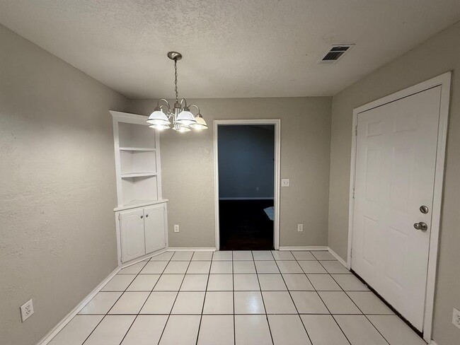 Building Photo - 808 W Elder Dr