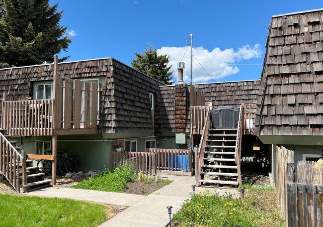 Building Photo - Fantastic location! 2 Bed, 2 Ba Unit with off street parking
