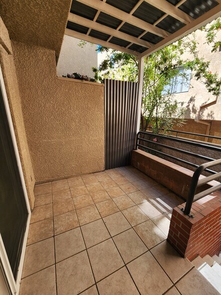 Building Photo - 420 Riverdale Dr