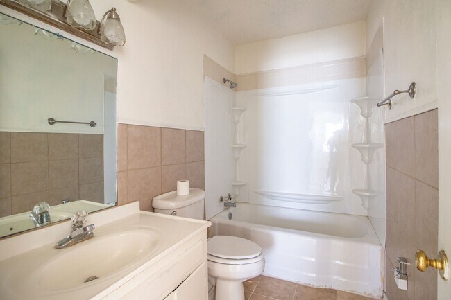 Building Photo - Great 2 Bedroom 1 Bathroom House!