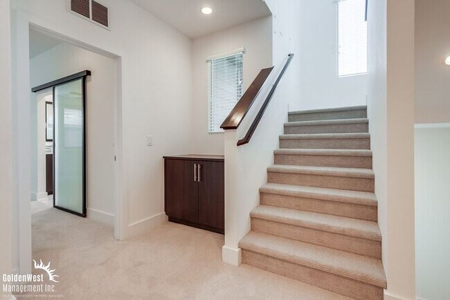 Building Photo - Modern 3Bdm 2.5Ba Townhome in the Heart of...