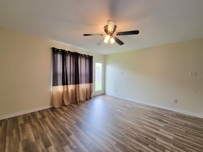 Building Photo - This is a cute 1 story 3 bedroom 2 bath of...