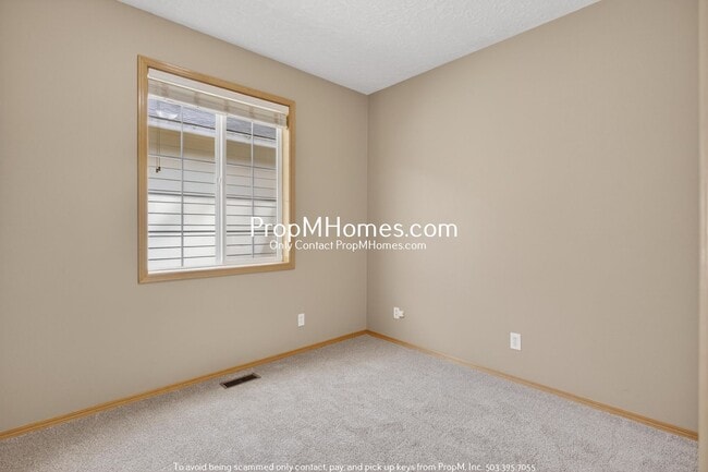Building Photo - Spacious Three Bedroom Home in Clackamas!