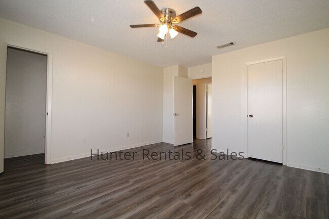 Building Photo - Rent Me Now!