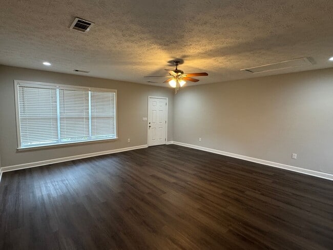 Building Photo - Lovely Brick Home!