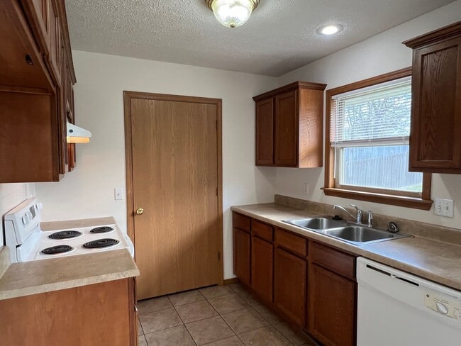 Building Photo - Great Nixa Location with Large Yard