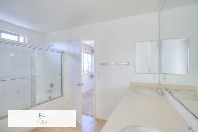 Building Photo - Beautiful 2-story home located in a gated community