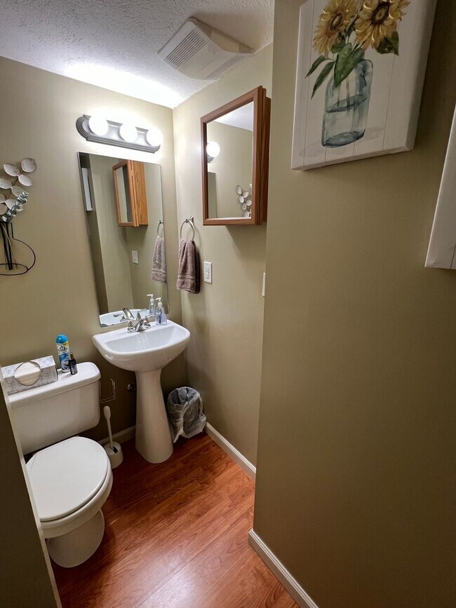 Building Photo - 3 BEDROOM TOWNHOUSE AVAIL JULY 2026.   Mon...