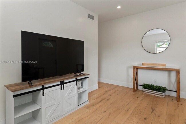 Building Photo - 6532 SW 59th Ct