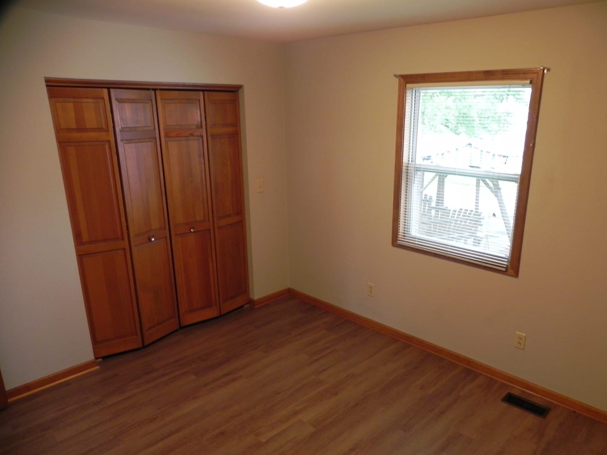 Building Photo - 1353 Lakeview Ave