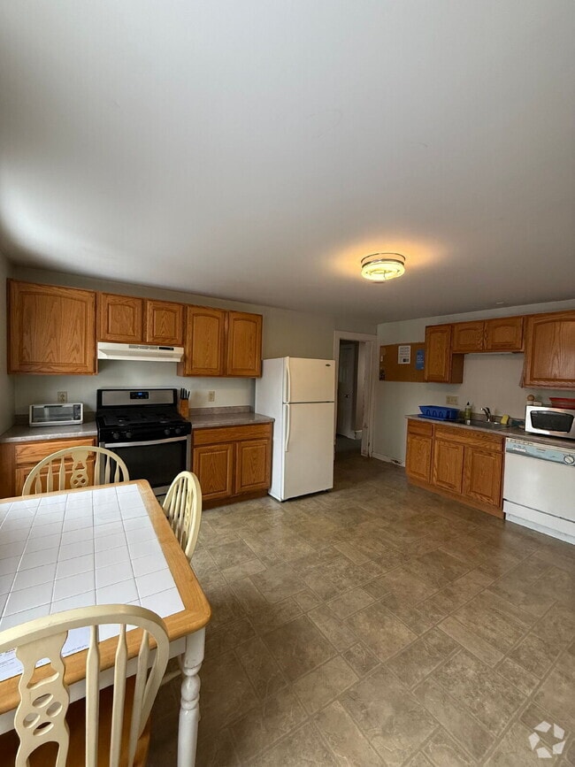 Building Photo - Newly renovated first Floor 1-Bedroom Apar...