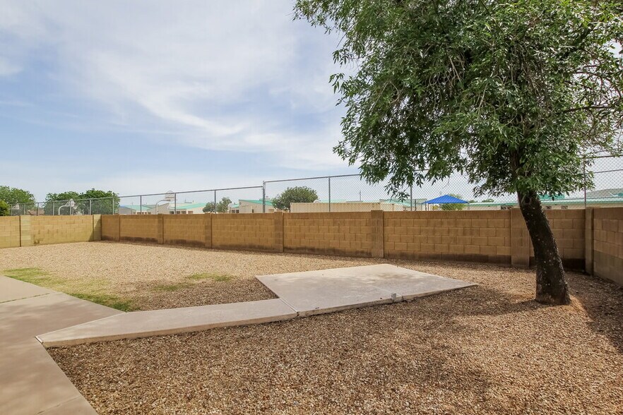Building Photo - 8539 W Diana Ave