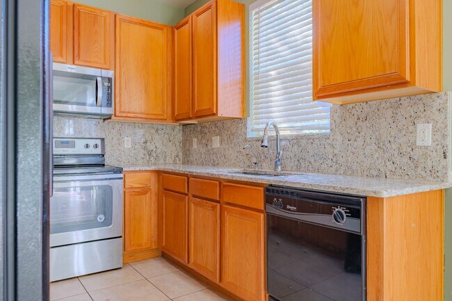 Building Photo - Modern 3-Bed Townhome with Garage & Patio in Casselberry – In-Unit Laundry, Central AC!