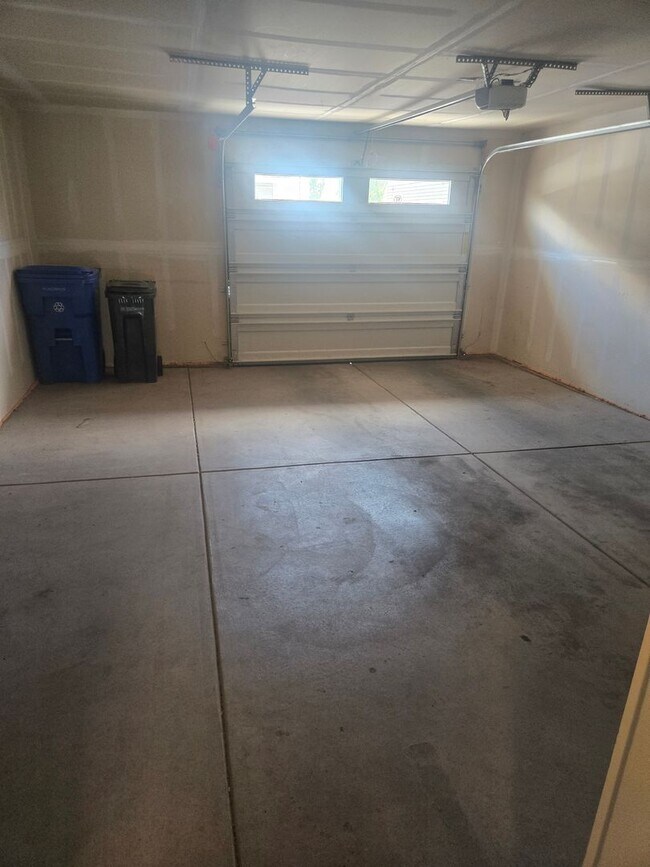 Building Photo - Updated 3 Bedroom Townhouse Across From Horsetooth Reservoir!