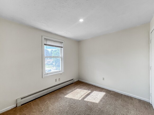 Building Photo - 2 + Bedroom, 3-level Townhouse on Amherst ...