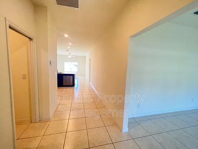 Building Photo - Charming 3 Bed 2 Bath with Screened Lanai in North Port