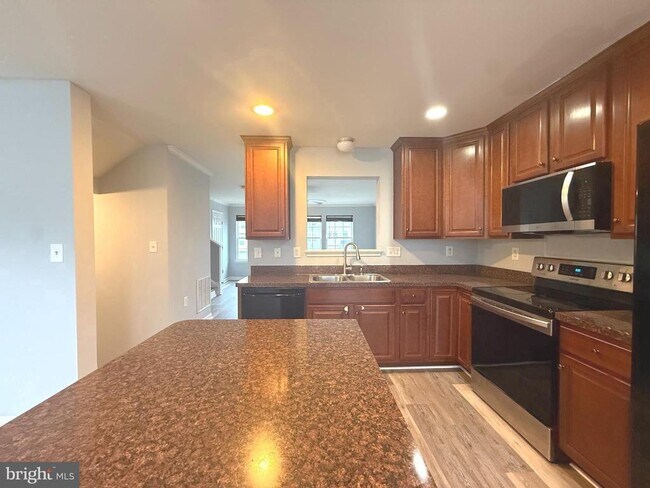 Building Photo - 15 Wayside Ct