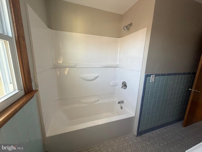 Building Photo - 18 N C and P Ln