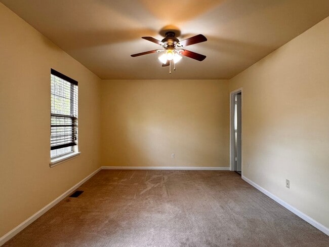 Building Photo - Briarwood Townhome close to NGIC and Hollymead Town Center!