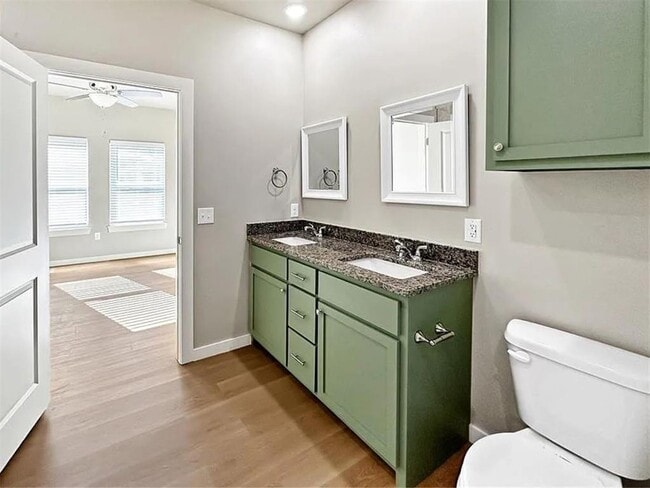 Building Photo - 2012 Willow Pl