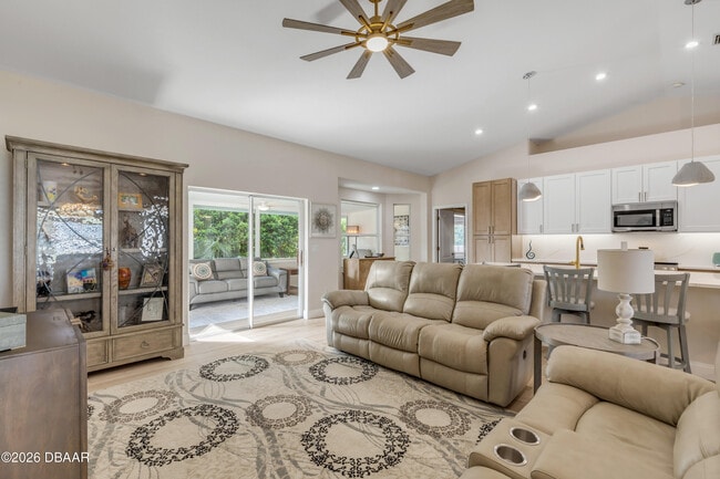 Building Photo - 646 S Pine St