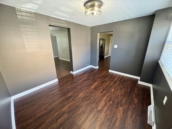 Building Photo - 4 Bedroom 2 Bathroom in Harrisburg!