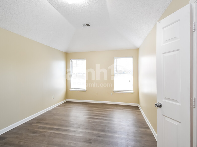 Building Photo - 4851 Phipps Dr