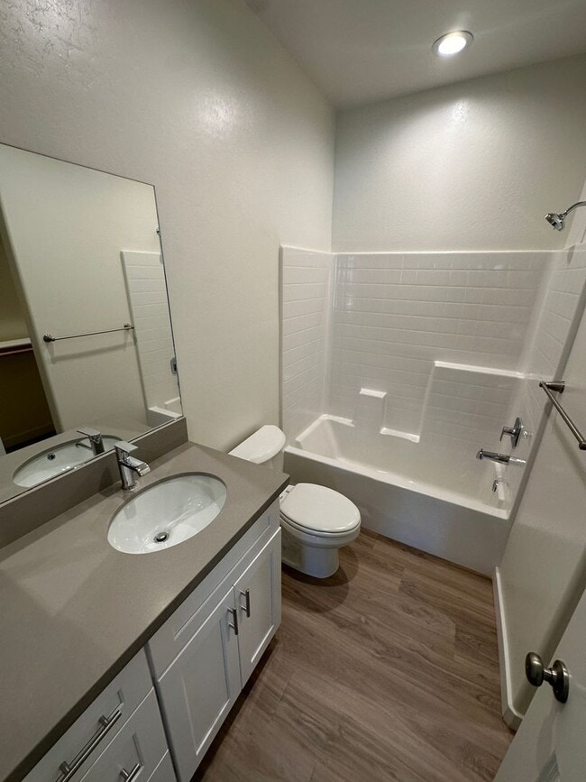 Building Photo - Spacious 5-Bedroom Townhome in Northwest B...
