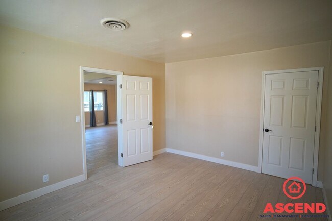 Building Photo - 423 Flower St