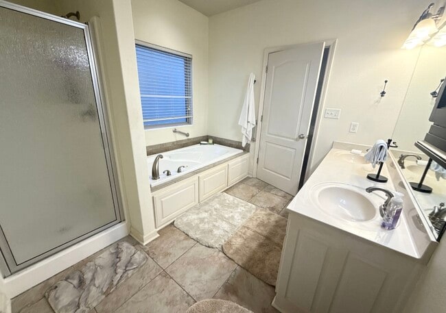 Building Photo - 225 Lookout Point