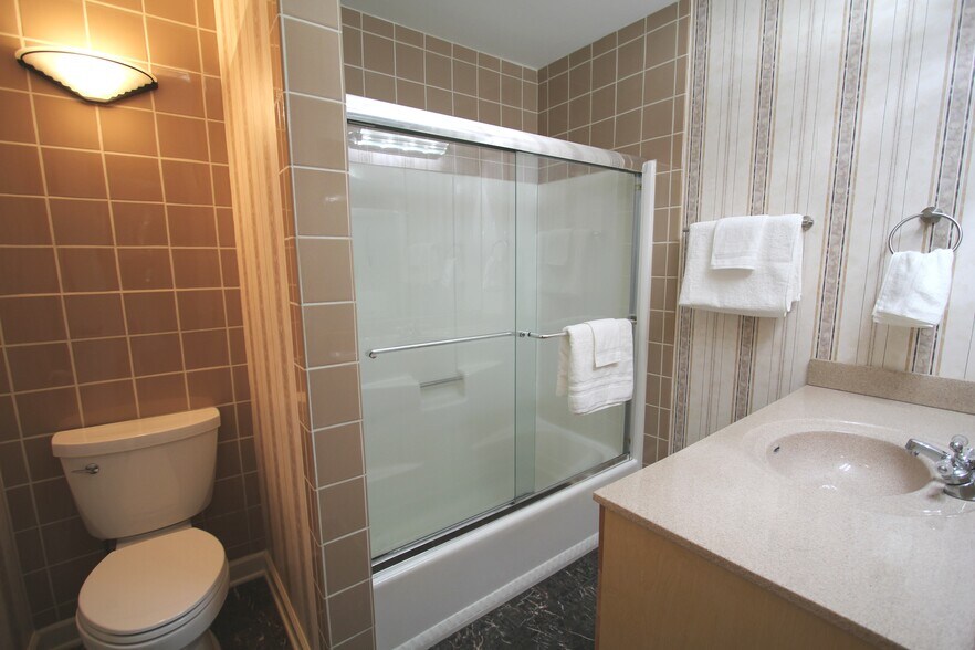 Guest Bathroom - 1148 Kettle Ct NW