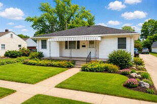 Building Photo - 3Br, 2Ba Home with 2 Car Detached Garage