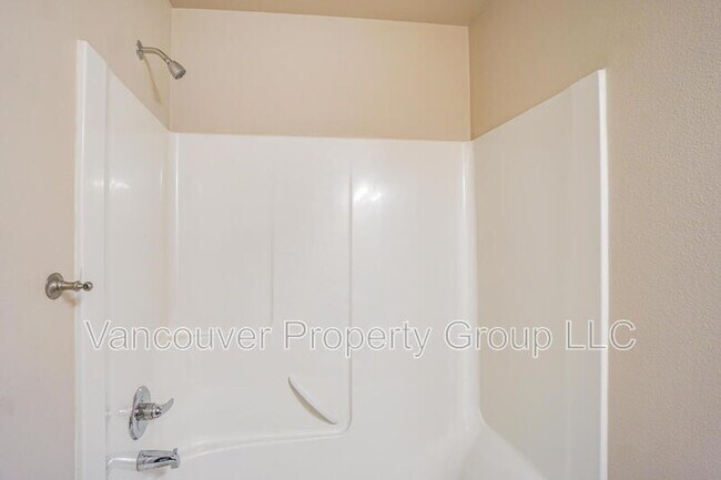 Building Photo - 6121 NE 105th Ave