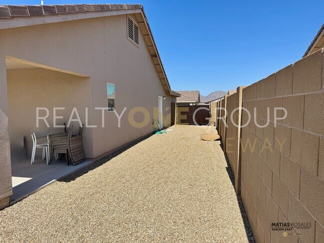 Building Photo - Enjoy those Arizona Sunset in this Three B...