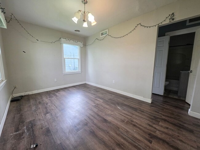 Building Photo - 3 bedroom 1 bath house in Marion Near Thomas Park.