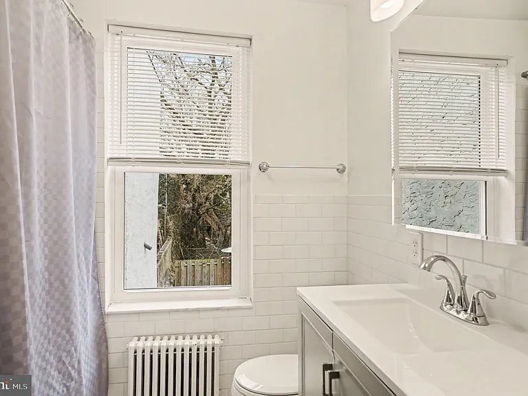 Building Photo - 115 Hermit St