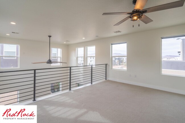 Building Photo - Spacious 2 Bedroom Unit in Desert Color Wi...