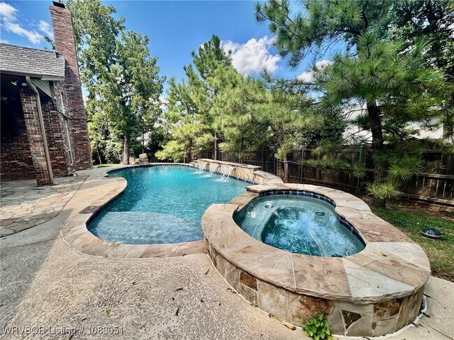 Building Photo - 1801 Oak Forest Dr