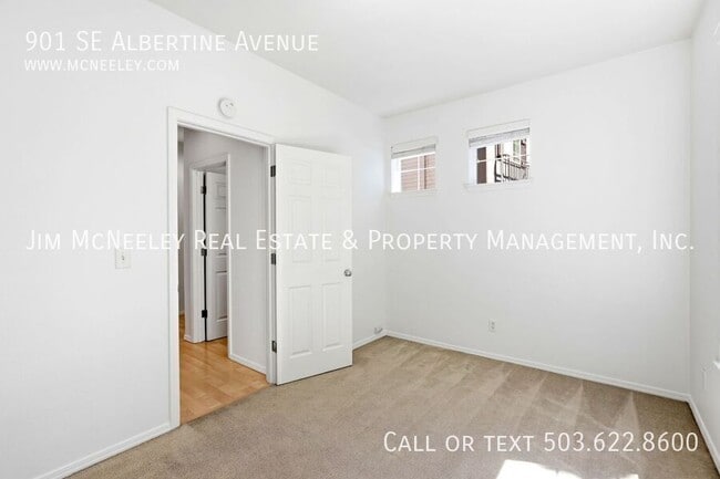 Building Photo - 901 SE Albertine St