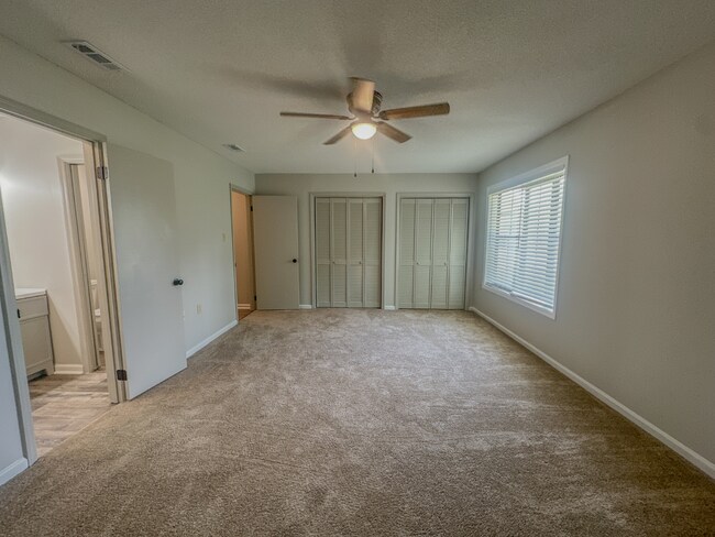 Building Photo - 2224 S Sherwood Dr